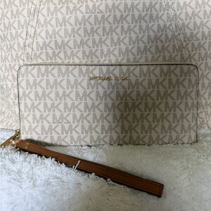 SOLD❣️ Michael Kors Vanilla and Gold Hardware Travel Continental Wallet